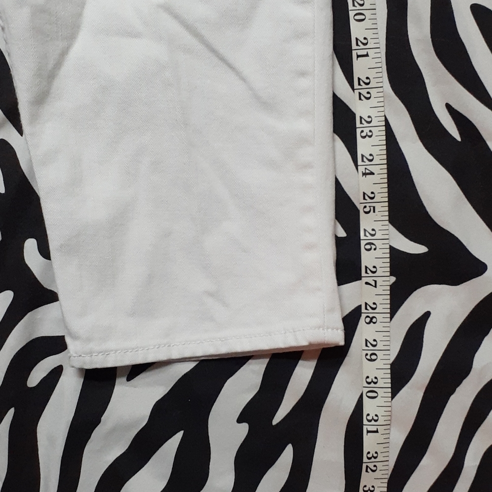 Boothell White Capris - Picture 2 of 8